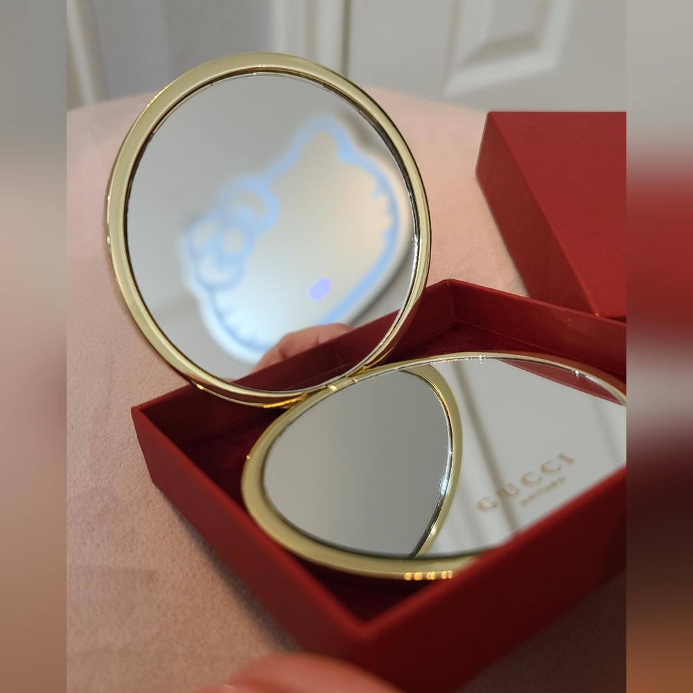 Gucci Gold Perfume Compact - Picture 3 of 4